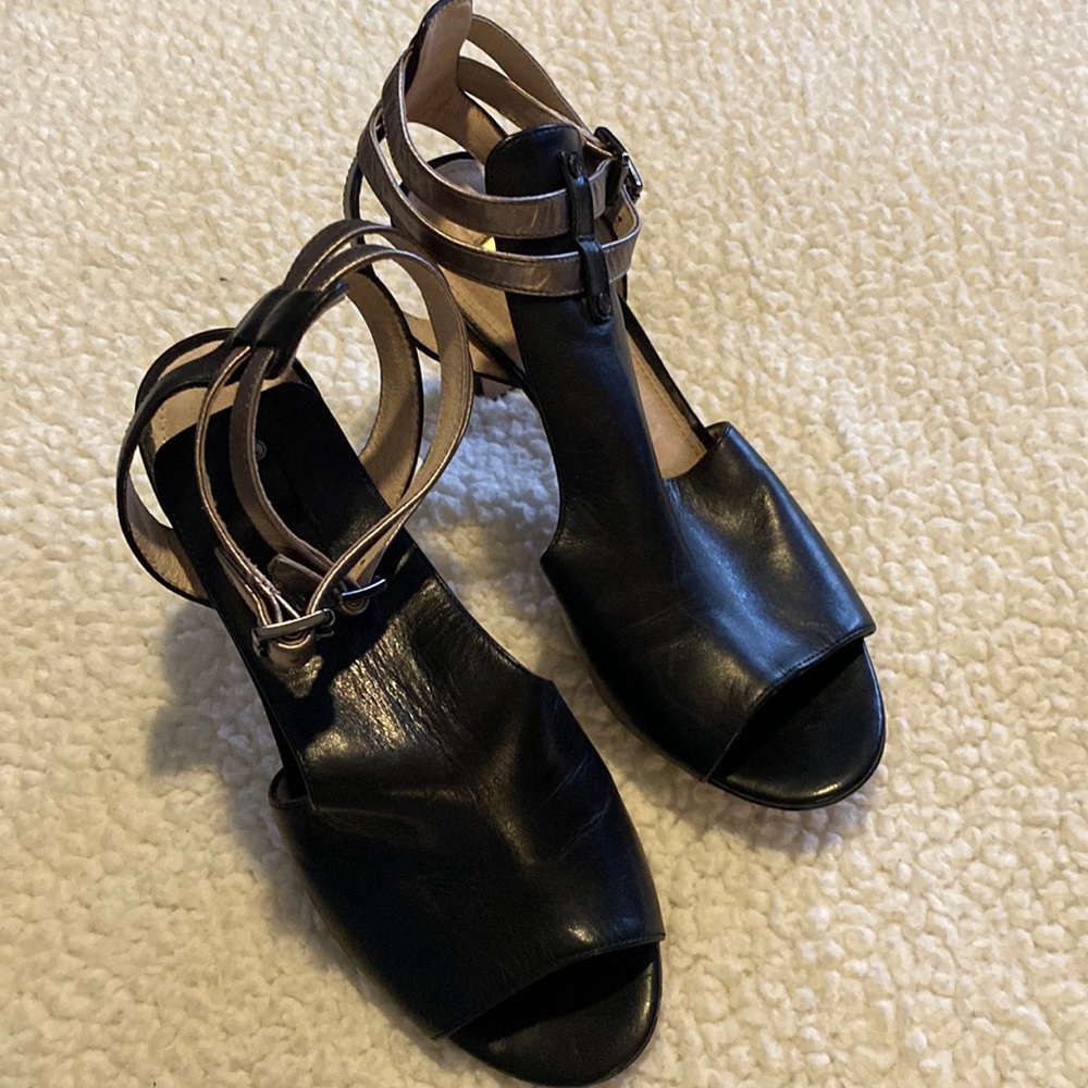 Beautiful Louise et Chi with Ankle Strap